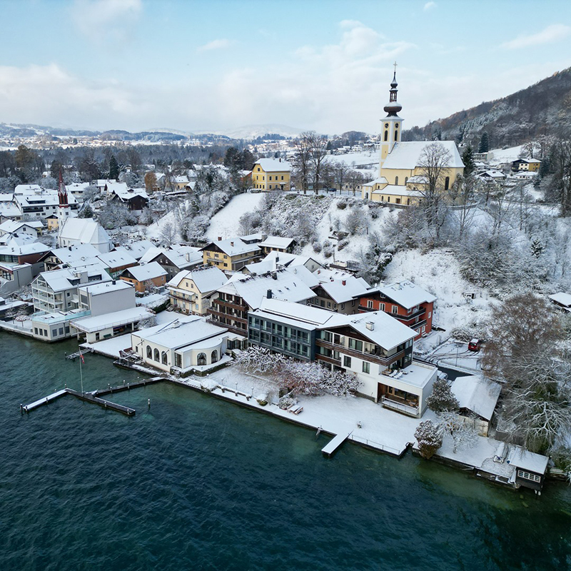 Österreichflagge vor dem Attersee